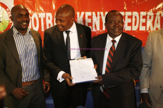 KPL CEO Jack Oguda(Left),uperSport East Africa General Manager Auka Gecheo and FKF Chairman Sam Nyamweya during the announcement.(Photo by Shutterspeed)
