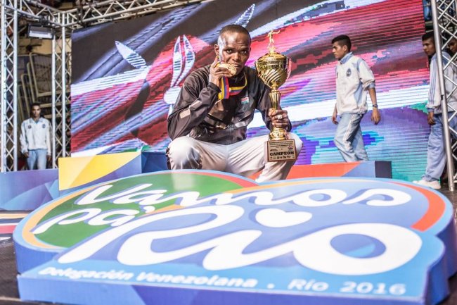 Benson Gicharu poses with his gold medal at the end of the Olympic qualification in Venezuela.(Photo:AIBA)