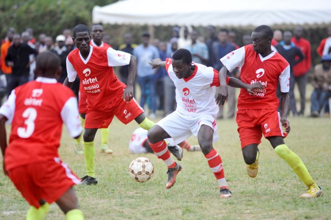 Laiser Hill's Musa Masika beats Chris Obiero and Benson Charo of Olympic. (Photo by Shutterspeed) 