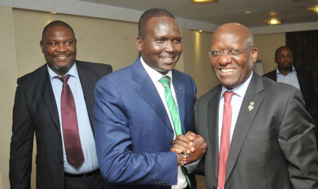 Judo Shadrack Maluki watch as Richard Omwela congratulate Paul Tergat. A new initiative seeks to elect people with integrity. (SNA. File Photo)