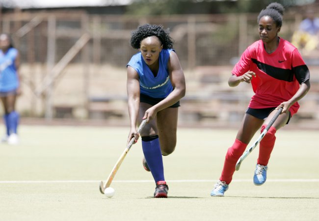Mercy Oyugi of UoN against JKUAT Perpetua Makana. JKUAT bounced back to beat Multimedia University on Sunday. (Photo by Shutterspeed)