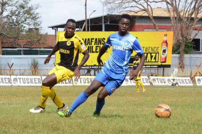 Nakumatt FC winger Boniface Akenga tries to find a way past Tusker defender Martin Kiiza in a KPL match on Wednesday. Tusker won 1-0. (Photo by Alex Wafula)