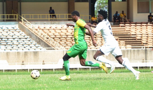 Massoud Juma muscles away from faina Jacobs to score for Kariobangi Sharks.(Photo by Alex Wafula)